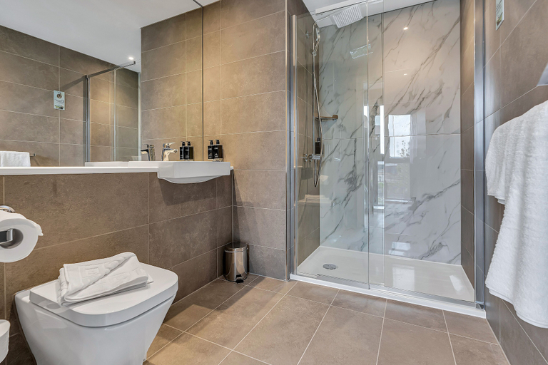 Bathroom 4, Roomzzz Edinburgh, Edinburgh