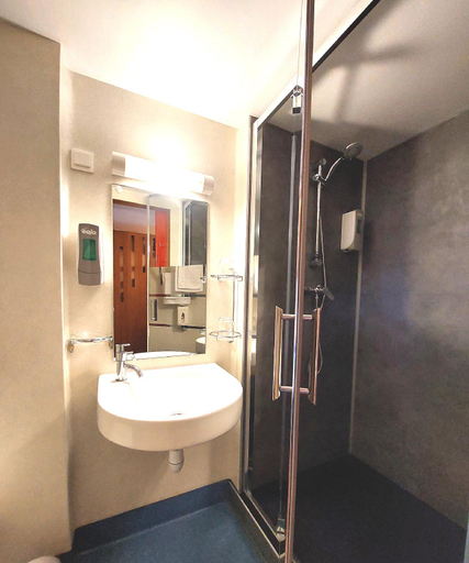 Bathroom, Auberge des Goubelins, Manche