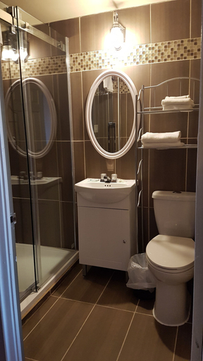 Bathroom 4, Chomedey Inn, Laval