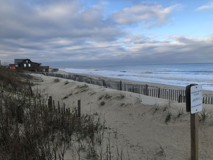 Beach 3, Blackbeard's Retreat - Historic And Pet Friendly 3 Bedroom Cottage by RedAwning, Dare