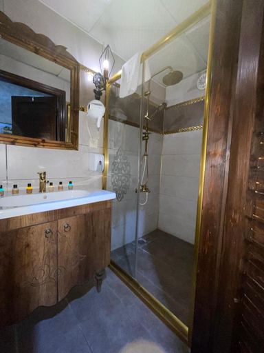 Bathroom 5, lariva konakları, Merkez