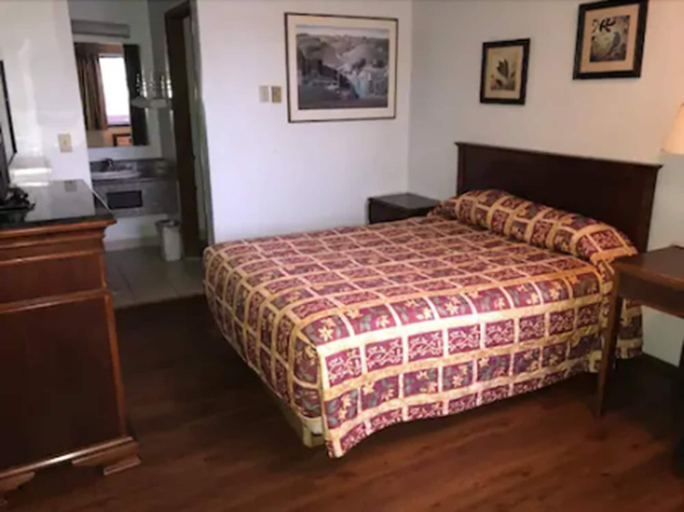 Bedroom 5, Kings Motor Inn, Pierce