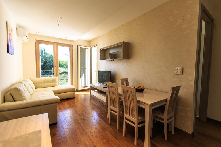 Others 2, De Lux Apartments