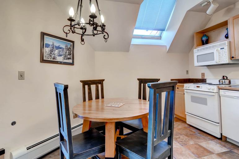 Dining 3, Silver Mill 8289, Summit