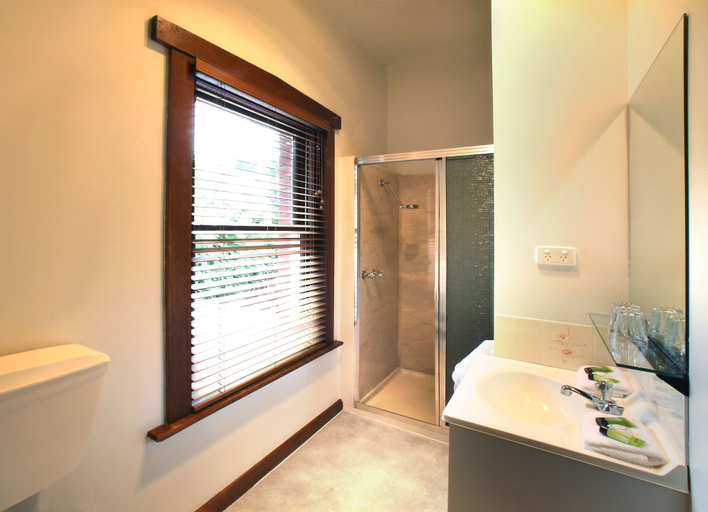 Bathroom 3, The Kermandie Hotel, Huon Valley