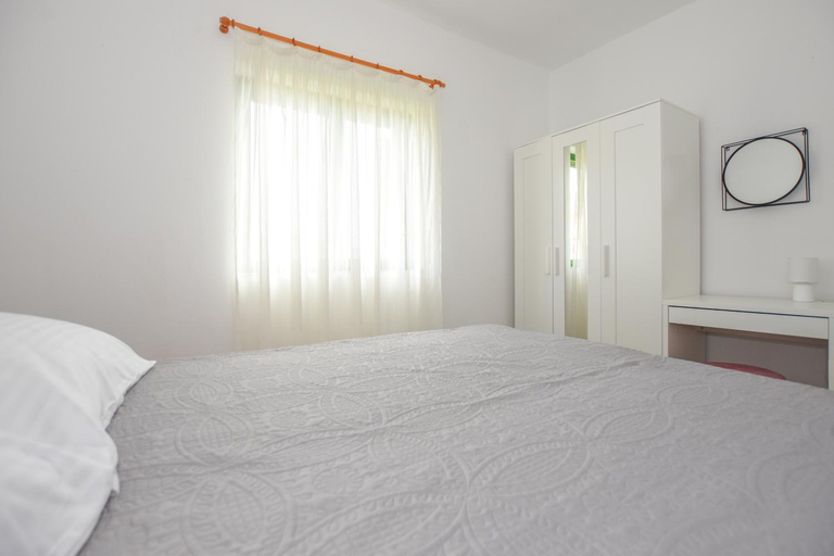 Bedroom 2, Apartments Kate - with Balcony & Free Private Parking Near the Centre, Pag