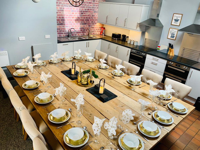 Food & Drinks 5, The North Wales Gathering - 9 Bedroom - EV Charging, Flintshire