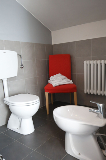 Bathroom 5, Hotel Samoggia, Bologna