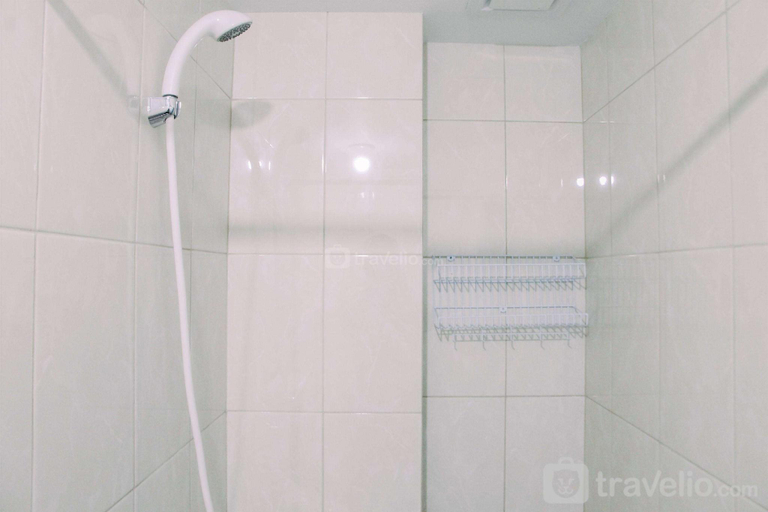 Bathroom, Nice 2BR Springlake Summarecon Bekasi By Travelio, Bekasi