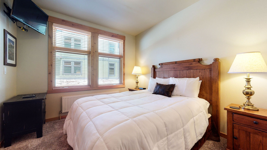 Room 2, Solstice 11 Amazing Location on Golf Course, Heated Garage, Private Washer Dryer by RedAwning, Mono