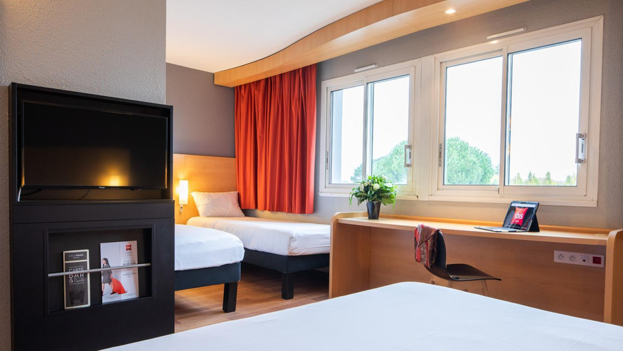 Bedroom, ibis Quimperlé, Finistère