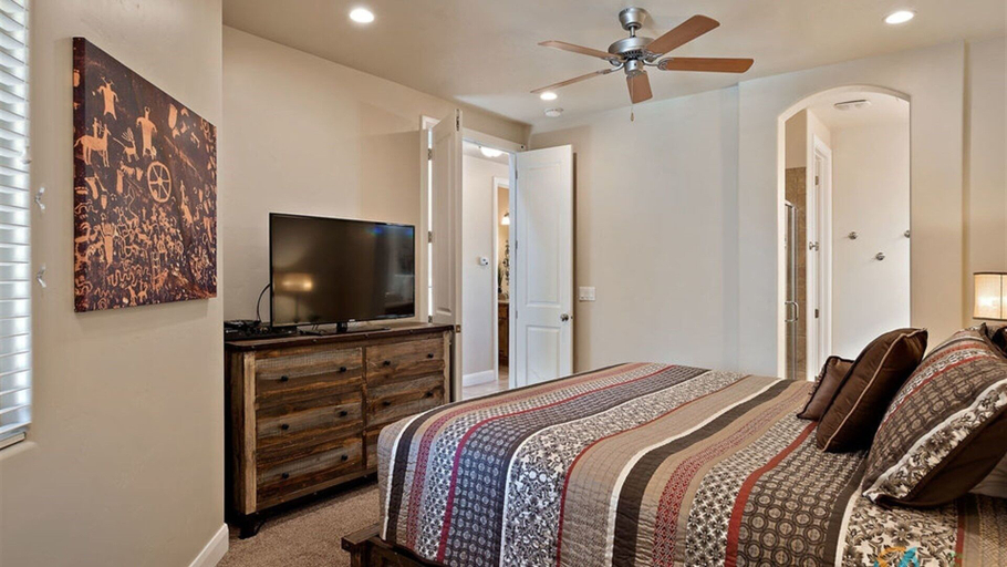 Room 5, Canyon Oasis 4 Bedroom Apts by RedAwning, Washington