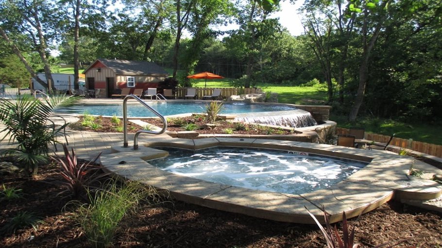 Sport & Beauty 4, Luxury Lakefront Chalet Resort 2 Pools FREE Amenities Dock MiniGolf Waterslide, Stone