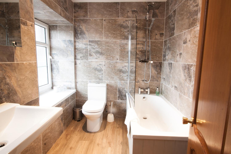 Bathroom 4, Duke Of Gordon Hotel, Highland
