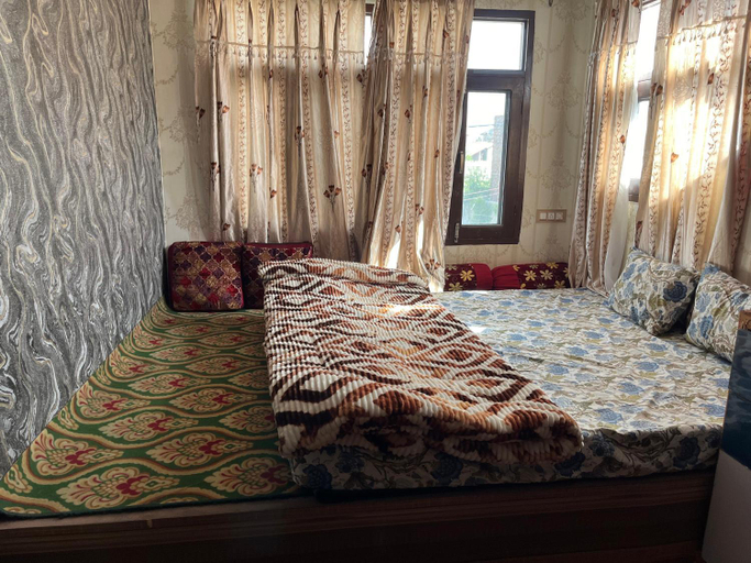 2, REEMA INN, Srinagar