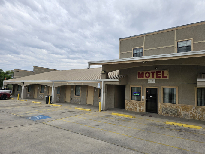 Exterior 3, Carrizo Inn, Dimmit