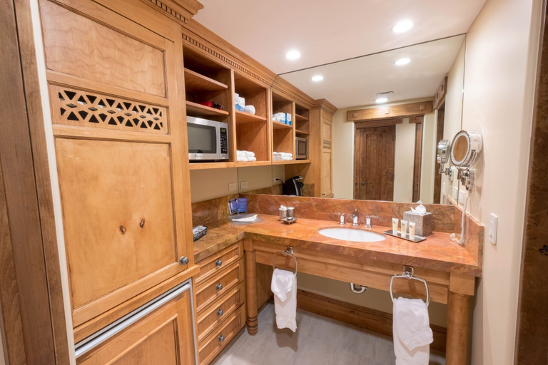 Bathroom 2, Four Bedroom Suite 4 Apartment Hotel by Redawning, Summit