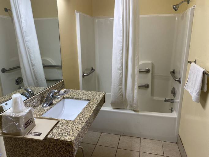 Bathroom 2, Rodeway Inn Baxley, Appling