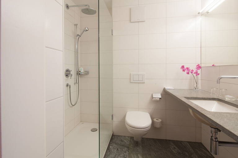 Bathroom 4, Chesa Surlej Hotel, Maloja