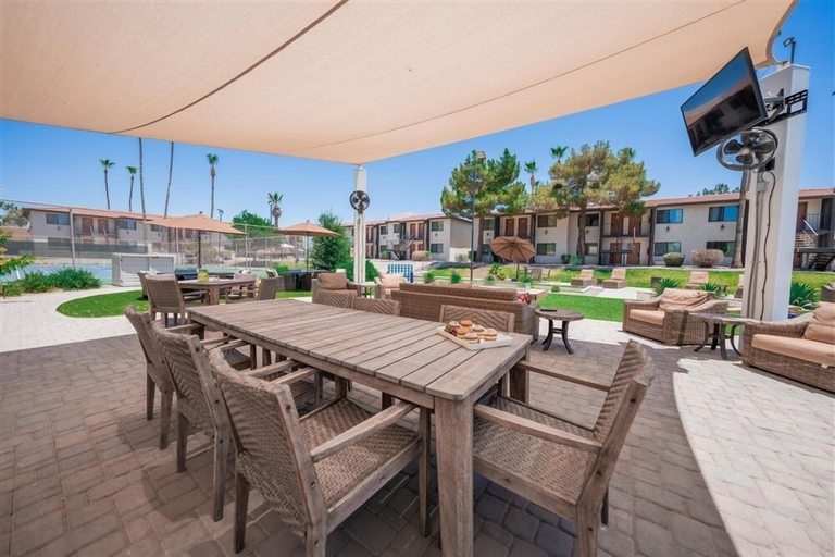 Outdoor dining 5, 203 Fully Furnished with WiFi by RedAwning, Maricopa