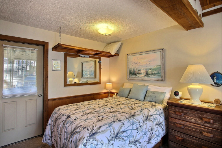 Room 3, 21 Sandcastle Studio Bedroom Condo by RedAwning, Dare