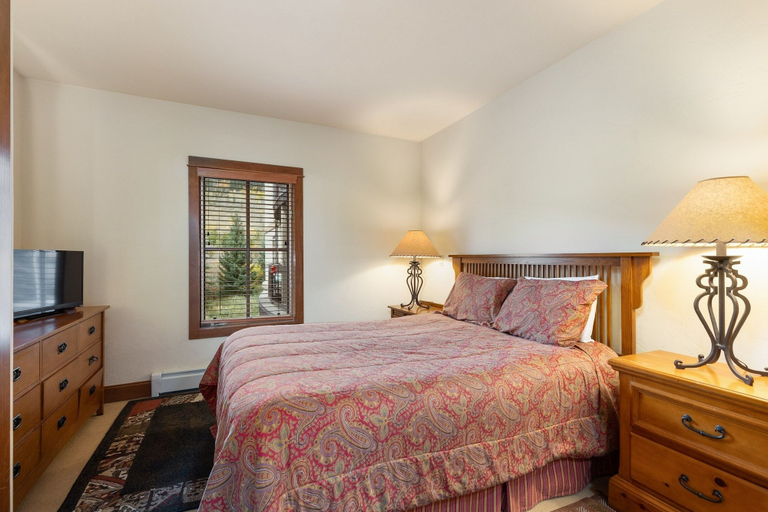 Room 3, 201 Oro Grande 2 Bedroom Condo by RedAwning, Summit
