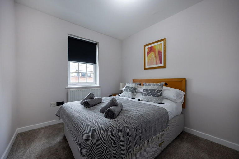 Bedroom 2, Deluxe 3BD w/Parking, 5 mins to Oracle, Reading