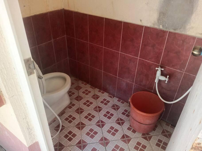 Bathroom, Triple N Homestay Beachfront House in Lobo, Lobo