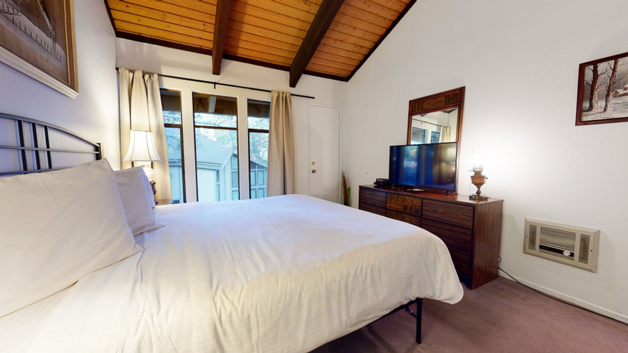 Room 2, St. Moritz 12 Bright and cozy Mountain Cabin, Centrally Located by RedAwning, Mono