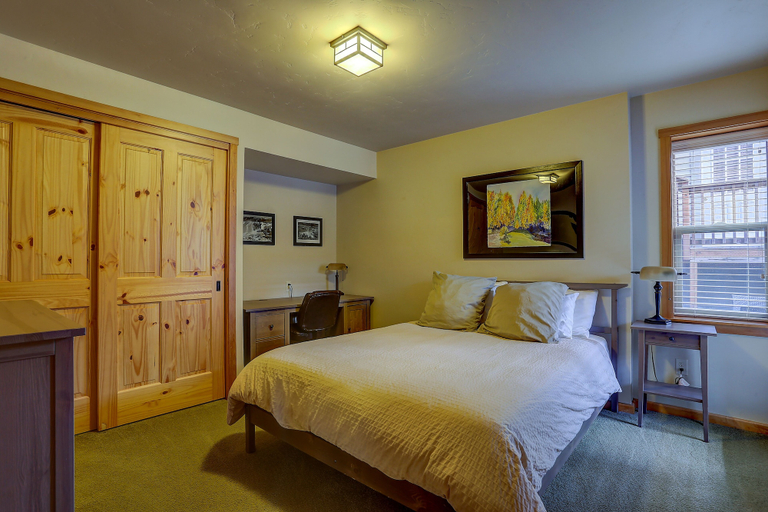 Room 3, Hutson's Hideaway 1 Bedroom Apts by RedAwning, Hood River