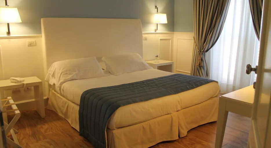 Others 5, Hotel Helios, Crotone