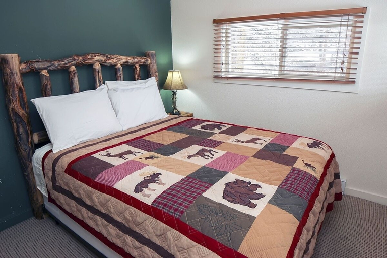 Bedroom, Triple R Cottages: 2 1 Bedroom Cabin, Larimer