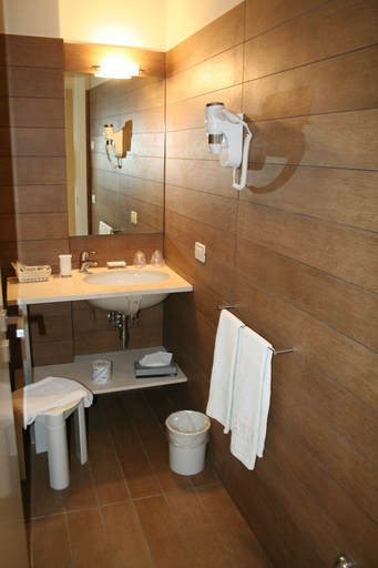 Bathroom 3, Hotel Bacco, Lucca