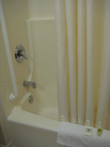 Bathroom 3, Trade Winds Motel, Cherry