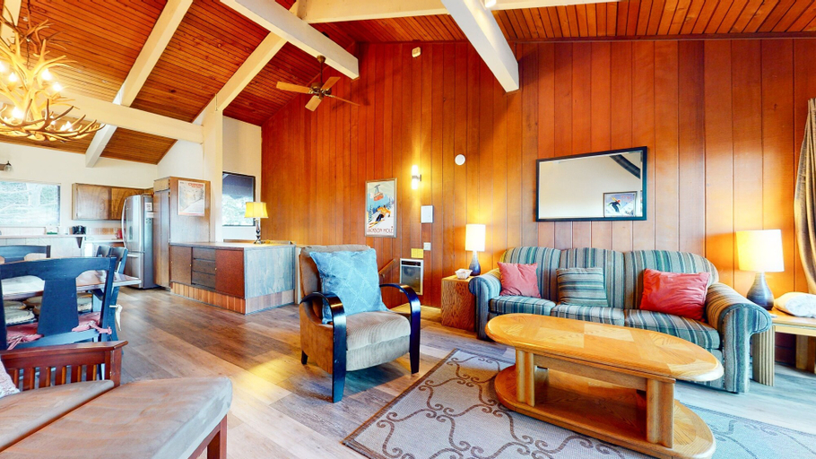 Room 3, Mammoth Point #106 2 Bedroom Condo by RedAwning, Mono
