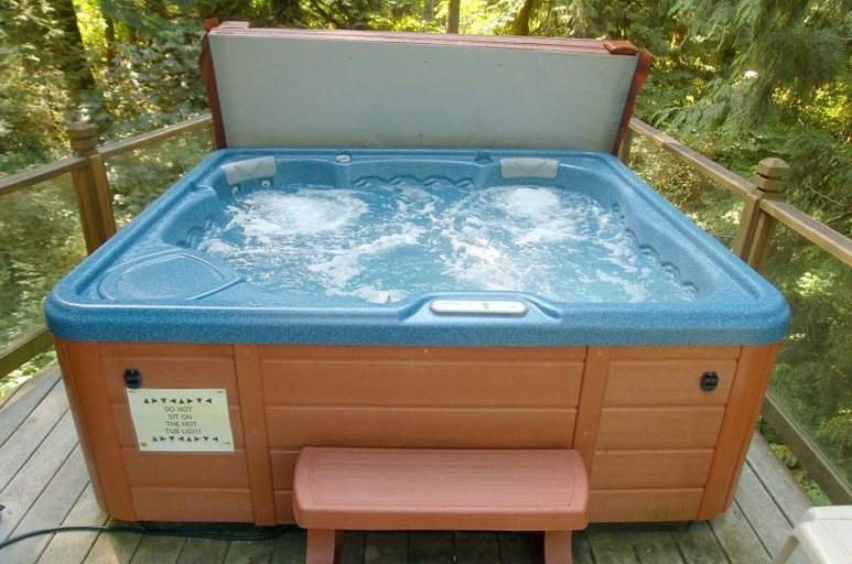 Outdoor spa tub, 07MF - Silver Lake #7, Whatcom
