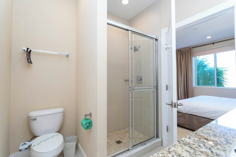 Bathroom 2, Gorgeous 4 Bd Close to Disney @ Magic Village 3114, Osceola