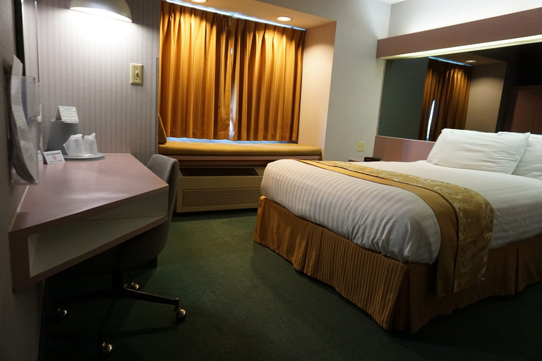 Bedroom 2, CenterWay Hotel Buffalo North Near University, Erie