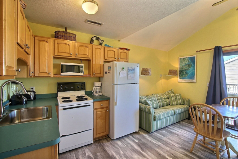 Private kitchen, 28 Beach Lookout Studio Bedroom Condo by RedAwning, Dare