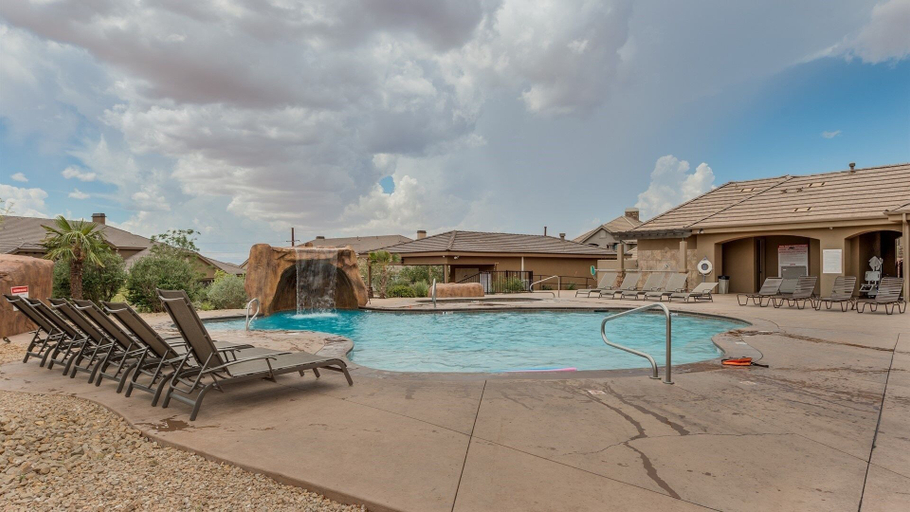 Pool 4, Canyon Oasis 4 Bedroom Apts by RedAwning, Washington