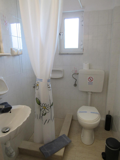 Bathroom 3, Kallisto studios, Peloponnese