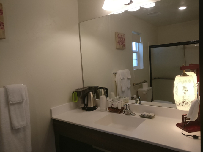 Bathroom 4, Tao's Inn, Gallatin