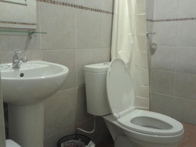 Bathroom 5, 11th Street Bed and Breakfast, Bacolod City