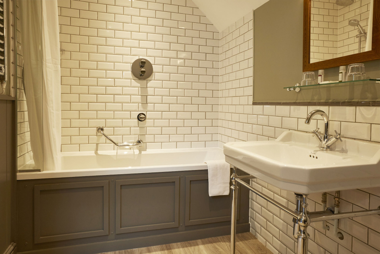 Bathroom 3, Dartbridge Inn Buckfastleigh by Greene King Inns, Devon