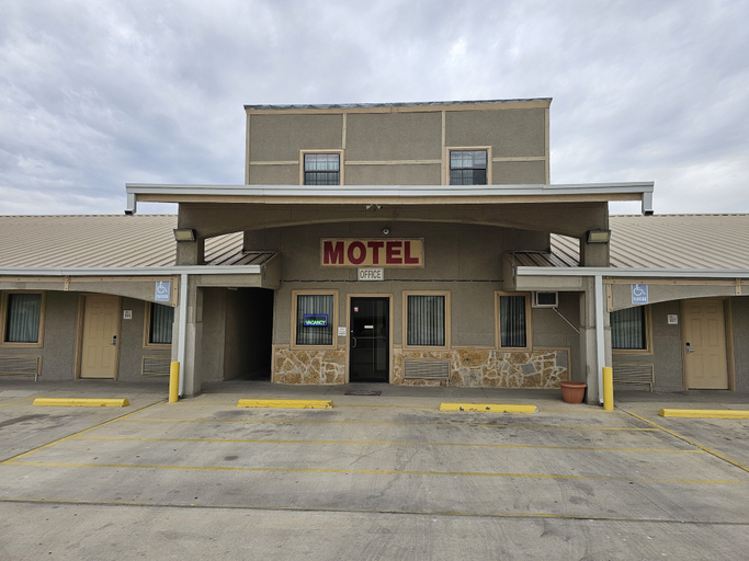 Exterior 4, Carrizo Inn, Dimmit