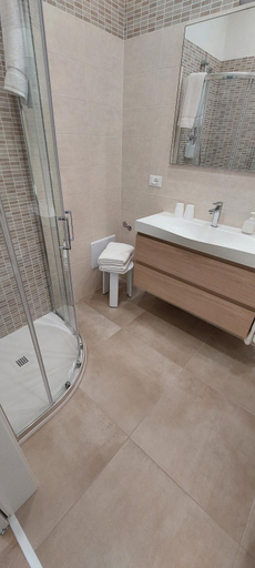Bathroom 3, MariGarda Apartments, Verona