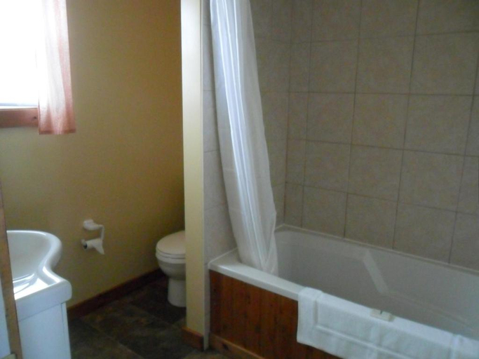 Bathroom 3, Mayfield Country Cottages, Queens
