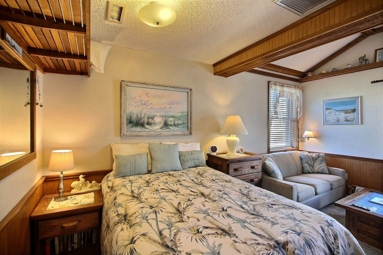 Room 5, 21 Sandcastle Studio Bedroom Condo by RedAwning, Dare