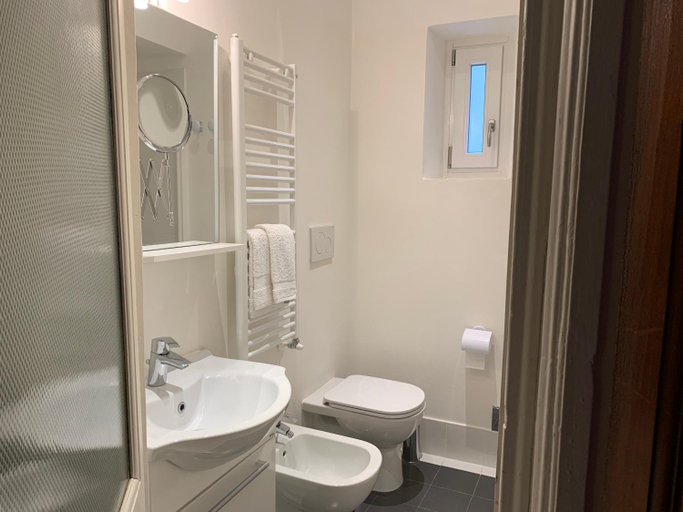 Bathroom 2, Casa Righetti Liguria, Three indipendent apartments in a 1924 home with garden, La Spezia