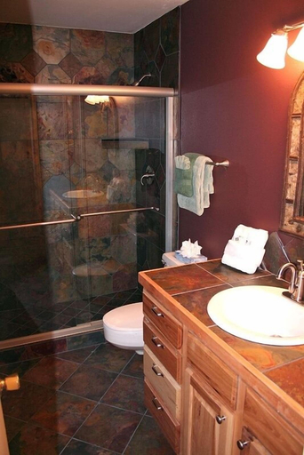 Bathroom, Fawn Valley Inn: 280 1 Bedroom Condo, Larimer